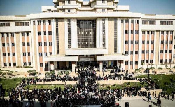 درگیری شدید در دانشگاه آزاد تهران شمال ؛ فرد ناشناس گاز اشک آور زد و پنهان شد ، کوشش برای حمله به مقبره شهدا دانشگاه ، شعارهای زننده با چوب و چماق